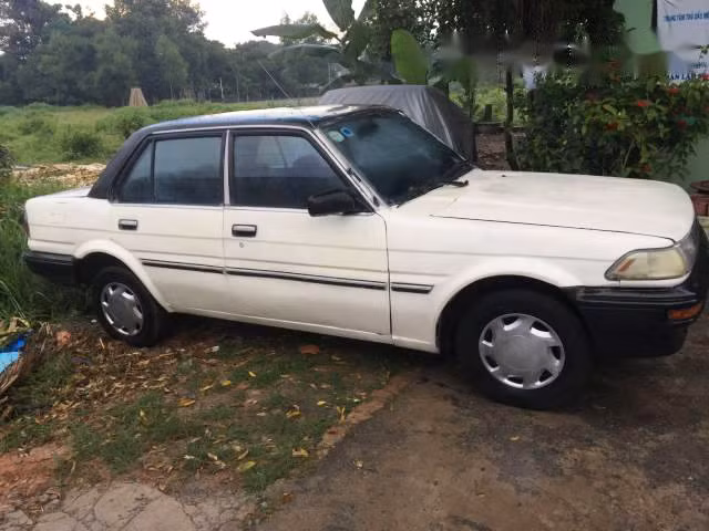 Một chiếc Toyota Corolla đời 1986, ngoại thất màu trắng được nhập khẩu nguyên chiếc và sản xuất từ năm 1986 hiện có giá bán chỉ 20 triệu đồng.