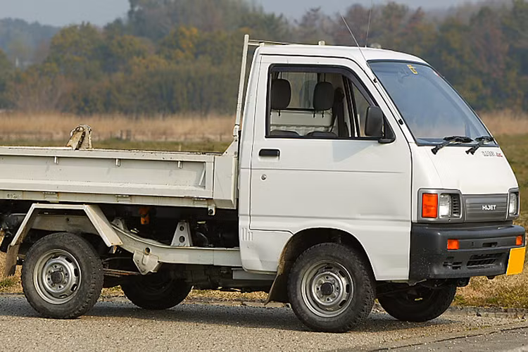 Ngoài những chiếc xe gia đình cỡ nhỏ, những chiếc xe tải đời sâu như Daihatsu Hijet 1996 cũng có giá bán chỉ 25 triệu đồng. Với mức giá này, nó khiến nhiều người chưa sở hữu ôtô chắc chắn phải giật mình.