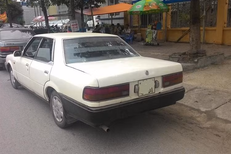 Một chiếc "xế hộp" Toyota Cresta 1.8 đời 1985 đang được một chủ nhân rao bán với mức giá chỉ 25 triệu đồng. Xe hiện đã qua sử dụng, được miêu tả là nhập khẩu, có ngoại thất trắng, sản xuất năm 1985.