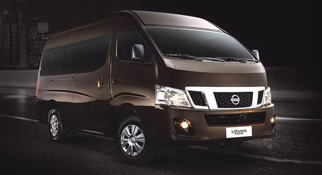 Thiết kế tổng thể của mẫu xe Nissan Urvan Premium khá tương đồng với xe NV350. Điểm khác biệt rõ nét ở phía ngoài bao gồm những phần ốp chrome sang trọng nổi bật trên lớp sơn đen lịch lãm.