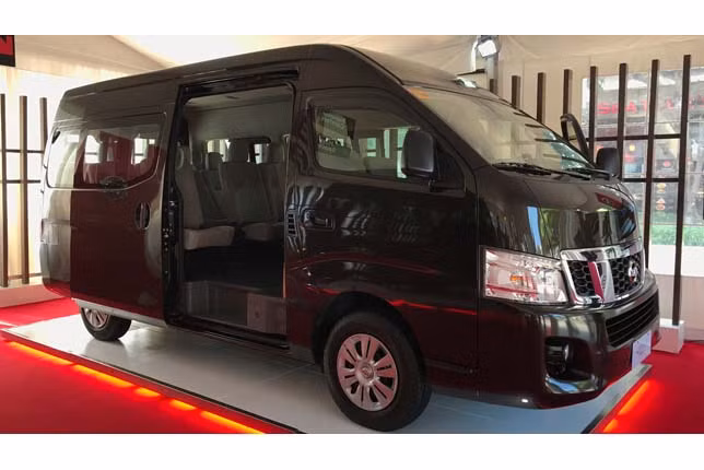 Nissan Urvan Premium có kích thước với chiều dài x rộng x cao lần lượt là 5.230 x 1.880 x 2.284 mm, trong đó chiều dài cơ sở được kéo dài ra so với xe NV350 để tăng thêm không gian để chân cho hành khách. 