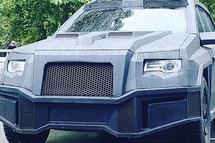 Được biết, Black Alligator và người anh em có kích thước lớn hơn Black Shark là những thành viên đầu tiên của dòng Dartz Prombron PRVY. Bản thân Dartz Prombron PRVY lại là dòng SUV được ra đời để thay thế Prombron Kombat cũ. Theo hãng Dartz, cái tên Black Alligator được lấy cảm hứng từ loại máy bay trực thăng chiến đấu Kamov Ka-52 của Nga.