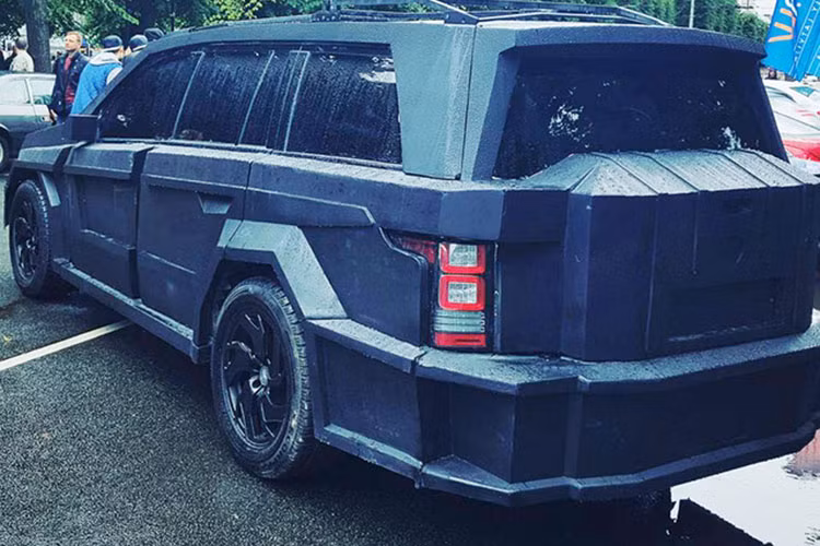 Dòng "xe khủng" Dartz Prombron PRVY được phát triển dựa trên dòng SUV hạng sang Mercedes-Benz GLS, cụ thể là Mercedes-AMG GLS63. Tuy nhiên, trên Dartz Black Alligator lại xuất hiện cụm đèn pha lấy của Jeep Grand Cherokee. Trong khi đó, cụm đèn hậu của mẫu SUV này lại có nguồn gốc từ Land Rover Range Rover. 