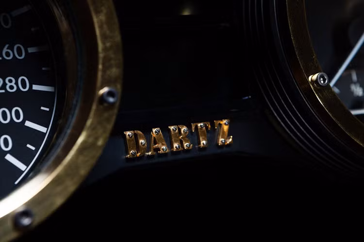 Chưa hết, Dartz Black Alligator còn được trang bị phần thân vỏ bọc bằng Kevlar và sợi carbon tiêu chuẩn. Nếu muốn, khách hàng có thể yêu cầu hãng Dartz trang bị thân vỏ bằng titan phủ Kevlar để chống đạn cho Black Alligator. Không chỉ an toàn, Dartz Black Alligator còn rất sang trọng và có khả năng vận hành ấn tượng. 