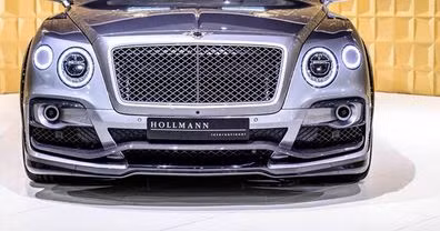 Cặp đèn LED chiếu sáng được lắp trên mui xe giống như những chiến binh off-road thường thấy.