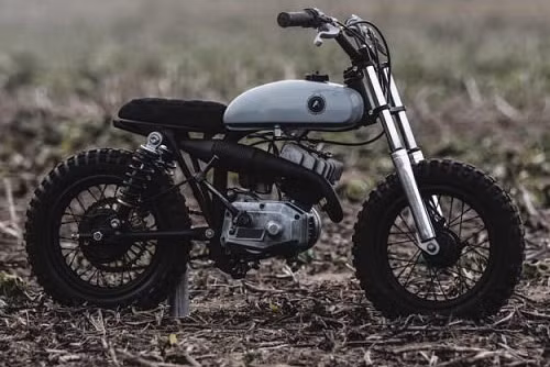 Mới đây xưởng độ Auto Fabrica tại Anh đã cho ra mắt một chiếc xe môtô mini độ tuyệt đẹp lấy cảm hứng từ giấc mơ của trẻ nhỏ đã được thực hiện bởi chính chủ xưởng độ là hai anh em Bujar và Gaz Muharremi.