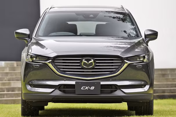 Từ những hình ảnh đầu tiên về chiếc Mazda CX-8 trong buổi ra mắt, có thể thấy ngoại hình của Mazda CX-8 khá giống với "đàn anh" của mình là CX-9. CX-8 vẫn thừa hưởng ngôn ngữ thiết kế Kodo-Soul of Motion ở ngoại thất.
