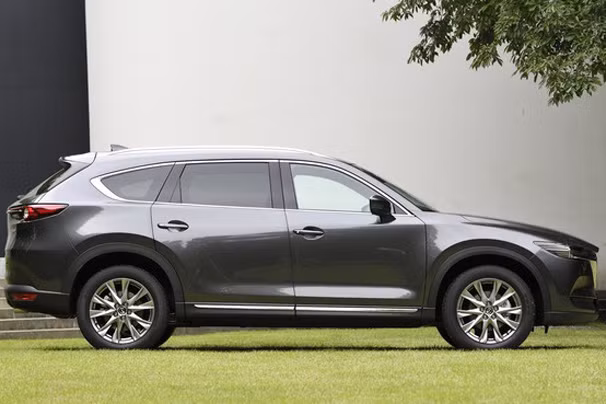 Mazda CX-8 có sự khác biệt chủ yếu ở kích thước với có trục cơ sở 2.930mm, kích thước (dài x rộng x cao) lần lượt (4.900 x 1.840 x 1.730) mm. Như vậy, CX-8 có trục cơ sở tương đương với CX-9 nhưng kích thước tổng thể được rút gọn đi đôi chút. Nếu so với CX-5, Mazda CX-8 dài hơn 350 mm, cao hơn 40 mm và có chiều dài cơ sở nhỉnh hơn 230 mm.