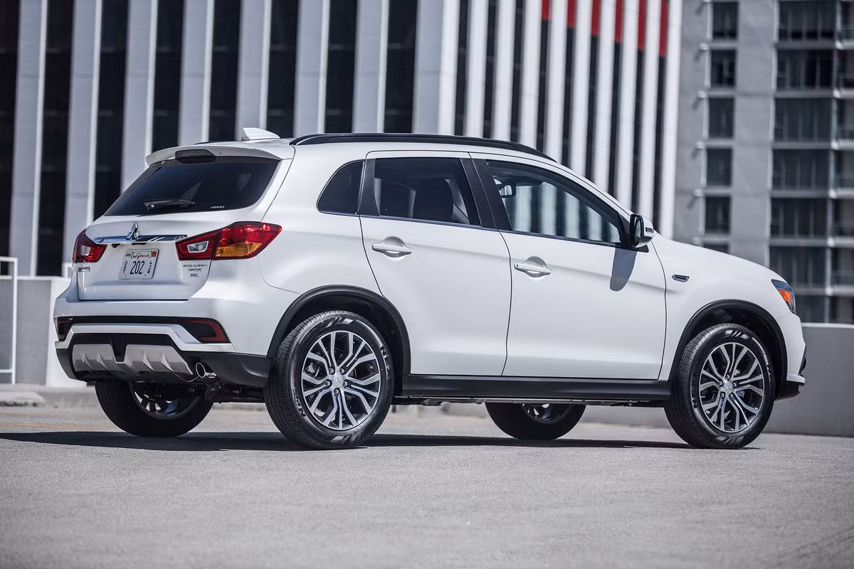 Outlander Sport 2018 vẫn được hãng xe ôtô Mitsubishi động cơ 2.0L công suất 148 mã lực và động cơ 2.4L công suất 168 mã lực, kết hợp với hộp số vô cấp CVT là trang bị tuỳ chọn cho bản tiêu chuẩn FWD 2.0L và là trang bị tiêu chuẩn cho tất cả các phiên bản khác.
