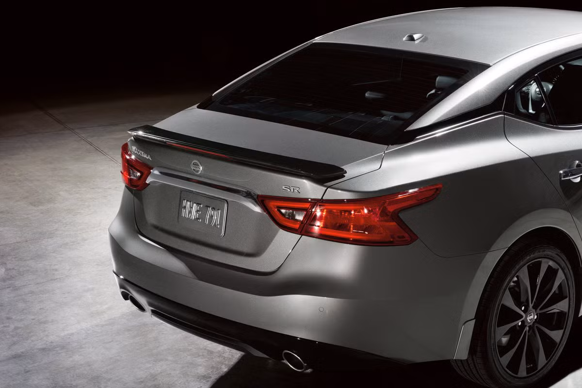 Hệ thống thông tin giải trí NissanConnect cũng là trang bị được nâng cấp, hỗ trợ ứng dụng Apple CarPlay và Android Auto tiêu chuẩn vào trong Maxima 2018. Các bản SL, SR và Platinum cao cấp của dòng sedan này có thêm 2 cổng USB mới dành cho hành khách ngồi trên ghế sau.