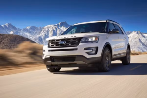 Ở thế hệ mới, Ford Explorer 2018 có 4 lựa chọn màu sắc khác nhau bao gồm: đỏ thẫm, vàng nâu, trắng ngà và xanh thẫm. Bên cạnh đó là 5 lựa chọn vành. Trang bị an toàn trên xe gồm: Hệ thống kiểm soát hành trình và hỗ trợ phanh, hệ thống phát hiện điểm mù, cảnh báo giao thông phía sau, cảnh báo chuyển làn, tự động điều chỉnh đèn xa gần, gạt nước tự động.