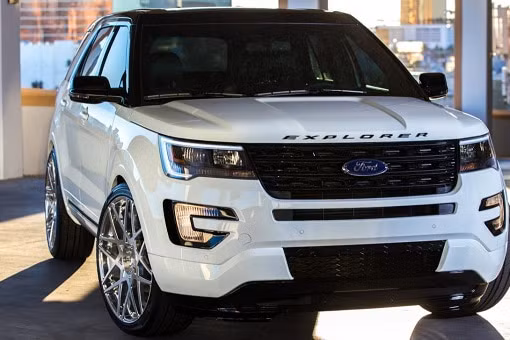 Ford Explorer mới vẫn giữ nguyên các phiên bản động cơ như trước đó. Đầu tiên là động cơ V6, dung tích 3.5L, công suất 290 mã lực và mô-men xoắn 345 Nm. Tiếp theo là động cơ I4, dung tích 2.3L, công suất 280 mã lực và mô-men xoắn 310 Nm. Ngoài ra, khách hàng cũng có thể lựa chọn động cơ V6, dung tích 3.5L mạnh 365 mã lực và 475 Nm.