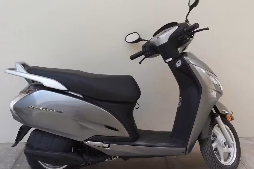 Honda Activa 4G 2017 sử dụng hệ thống treo ở phía trước dạng lò xo trụ và một bộ giảm chấn thủy lực ống lống phía sau. Phần đầu với cụm đèn pha lớn với bóng đèn bật tự động On (AHO). Bên cạnh đó, Honda Activa 4G cũng có một ổ sạc điện thoại di động và một móc phía trước thu vào.