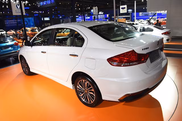 Tại thị trường Việt Nam, mẫu xe này được bán ra với mức giá khoảng hơn 500 triệu đồng, định vị cạnh tranh với Toyota Vios và Honda City trong phân khúc sedan hạng B nhưng thường xuyên nằm trong top xe “ế” nhất.