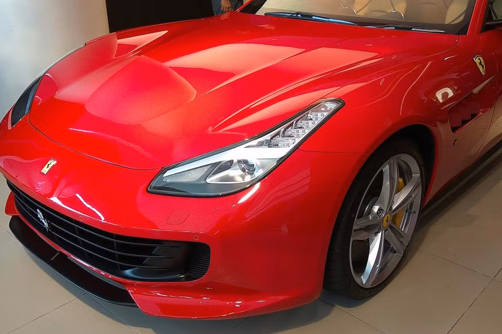 cụm đèn pha LED kéo dài trên nắp ca-pô, bộ lưới tản nhiệt lớn, ke hút gió dạng mang cá ở bên hông.