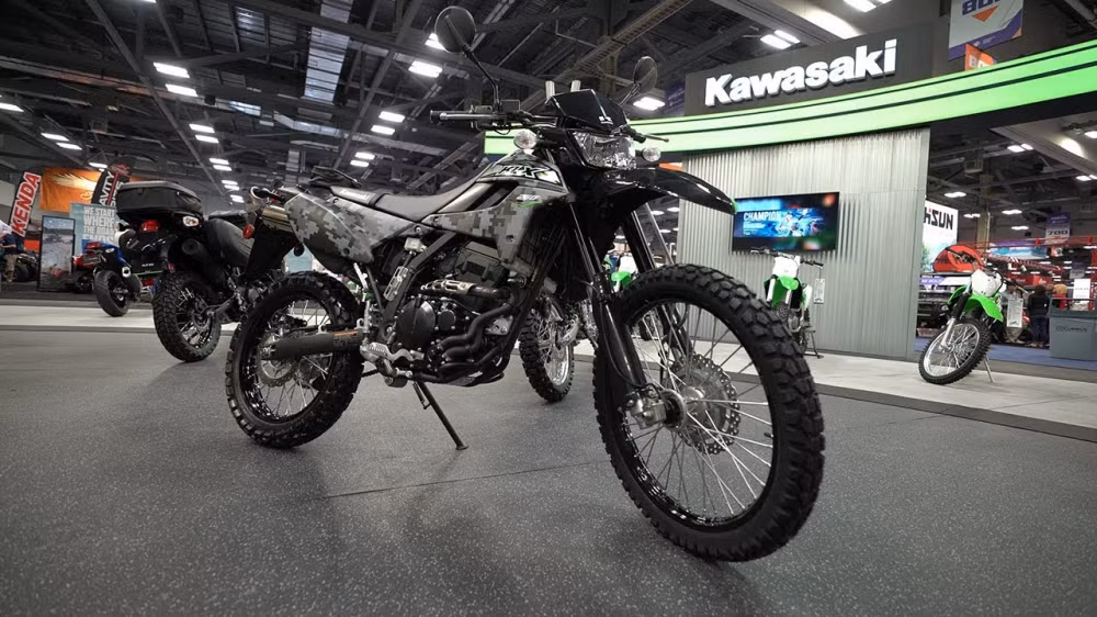 Kawasaki KLX250 2018 trang bị động cơ mới hiện đại và nhẹ hơn: xy-lanh đơn, DOHC, làm mát bằng dung dịch, dung tích 250 cc. Hệ thống treo trước kích thước 43 mm hành trình ngược và giảm xóc đơn Uni-Trak phía sau, có thể tùy chỉnh mức độ sử dụng tùy người dùng. Kawasaki KLX250 2018 sử dụng cặp vành nan 21 inch ở trước và 18 inch ở sau.