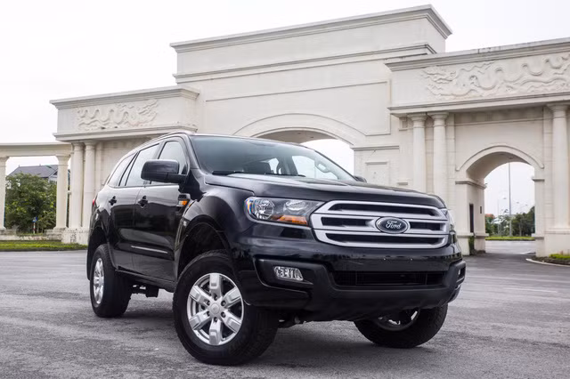 Thương hiệu xe ôtô tại Ford Việt Nam là một trong những hãng xe bắt kịp xu thế khi xác nhận tung ra thị trường 2 phiên bản của mẫu xe Ford Everest Ambiente 2018 là MT 4x4 và MT 4x2. Chiếc xe được định vị cạnh tranh cùng Toyota Fortuner 2.4G 4x2, Isuzu mu-X và Chevrolet Trailblazer 2.5 MT 4x2 tại thị trường Việt Nam.