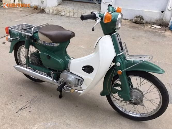 “Đầu vênh máy cánh” là cái tên ưu ái được người Việt đặt cho Honda Super Cub 79. Cũng giống như các đời Super Cub cổ khác tại Việt Nam, những chiếc Cub 79 nguyên bản, còn mới cũng được những người sưu tập quan tâm và săn lùng, với trị giá mỗi chiếc có thể lên hàng chục, thậm chí là hơn 100 triệu tùy vào hình thức và độ nguyên bản của xe.