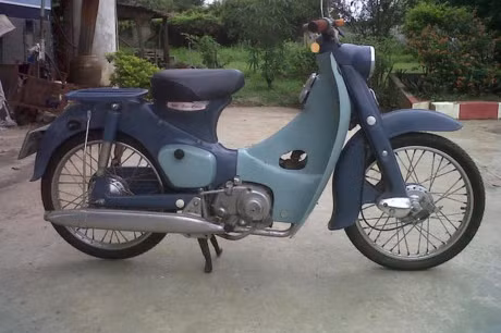 Honda Super Cub C100 cũng là cái tên khiến nhiều người thực sự choáng váng khi nghe thông tin về giá bán của nó. Chiếc xe trong hình thuộc sở hữu của một chủ nhân sinh sống tại Sài Gòn và tuổi đời của xe đã hơn 50 tuổi. Được biết chủ xe đã phải bỏ ra số tiền lên tới 5500 USD (tương đương 122 triệu đồng) mới có thể sở hữu được nó.