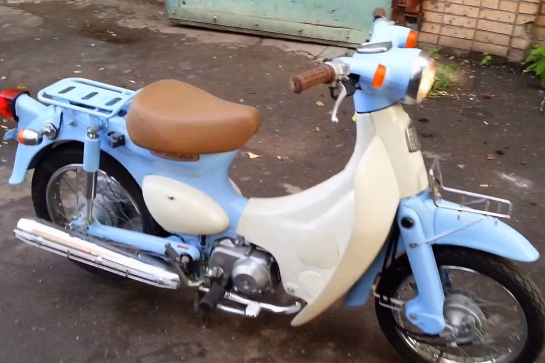 Honda Little Cub từng được một cửa hàng tư nhân nhập khẩu nguyên chiếc về nước và công bố giá bán hơn 75 triệu đồng vào tháng cuối tháng 1/2017 cũng từng gây xôn xao lớn đối với người tiêu dùng. Nhìn vào mặt bằng chung về giá bán, hiện mẫu xe này có giá ngang ngửa với một chiếc SH125i .