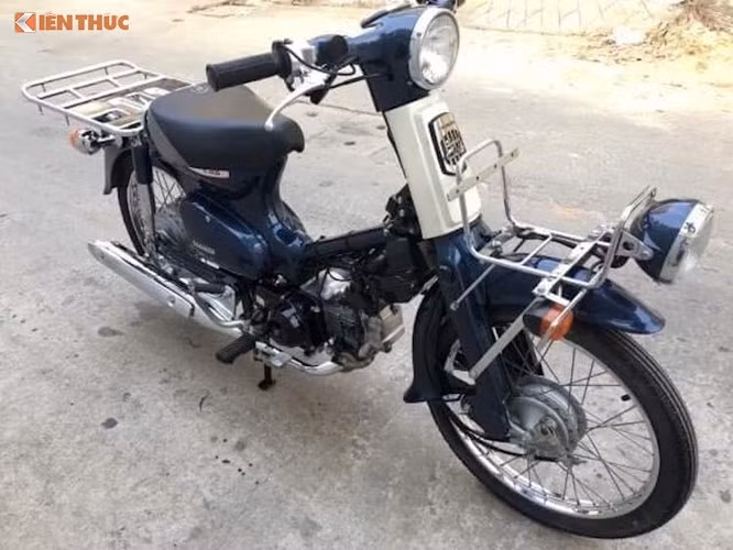 Bên cạnh đó, dàn xi-nhan nguyên bản trên tay lái cũng đã được chuyển xuống cạnh đèn pha phụ.