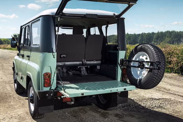 Khác biệt lớn nhất của phiên bản kỉ niệm so với phiên bản tiêu chuẩn khác là cách phối màu sơn ngoại thất 3 tông màu với thân xe màu xanh berin, nóc xe và bộ vành hợp kim 16 inch màu trắng cùng nhiều chi tiết màu đen ở cửa, gương chiếu hậu và đèn pha trước.