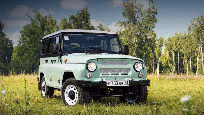 Phần đầu của UAZ Hunter 45 vẫn sở hữu bộ lưới tản nhiệt chia làm hai tầng cân đối, cặp đèn pha và đèn xi-nhan dạng bo tròn đối xứng hai bên đặc trưng trên UAZ-469. Phần đuôi xe với thiết kế vuông vức không hề thay đổi đi kèm lốp dự phòng phía sau, cửa sau khi mở chia làm 2 mảnh và lốp dự phòng mở sang bên khá độc đáo.