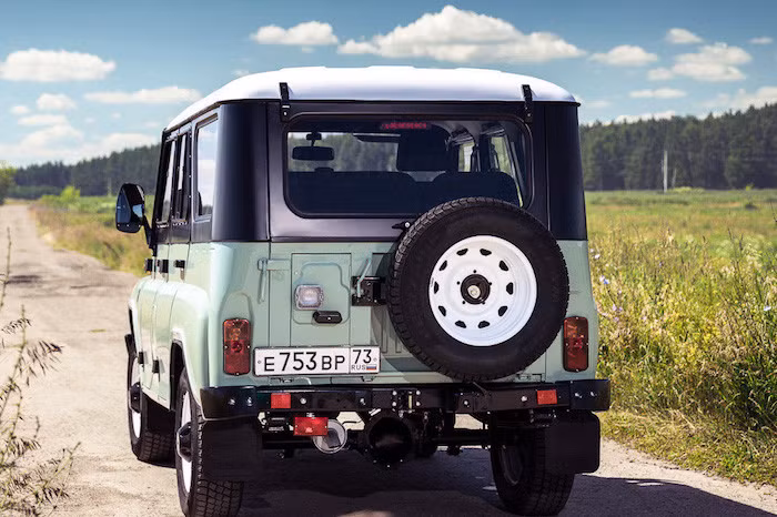 Khác biệt lớn nhất của phiên bản kỉ niệm so với phiên bản tiêu chuẩn khác là cách phối màu sơn ngoại thất 3 tông màu với thân xe màu xanh berin, nóc xe và bộ vành hợp kim 16 inch màu trắng cùng nhiều chi tiết màu đen ở cửa, gương chiếu hậu và đèn pha trước.