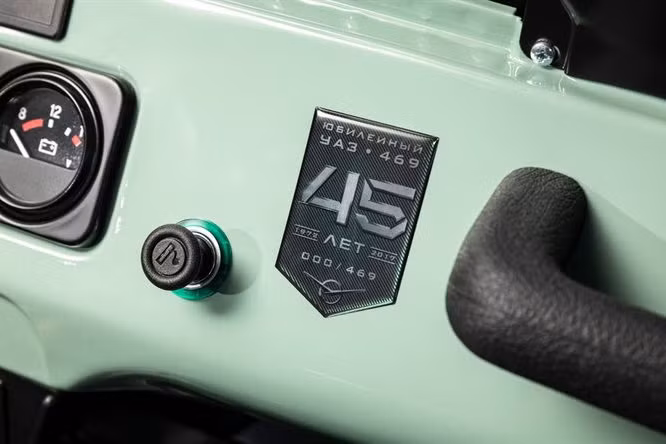 Màu sơn xanh ngoại thất cũng được đưa vào trong khoang nội thất một cách khéo léo ở bệ điều khiển trung tâm. Trần xe bọc vải chuyên dụng màu trắng sáng thay vì màu trắng đục. Bên cạnh đó, mỗi phiên bản kỉ niệm sẽ có một số seri riêng, đánh dấu thứ tự sản xuất từ từ 0/469 cho đến 469/469 cùng logo kỉ niệm 45 năm.