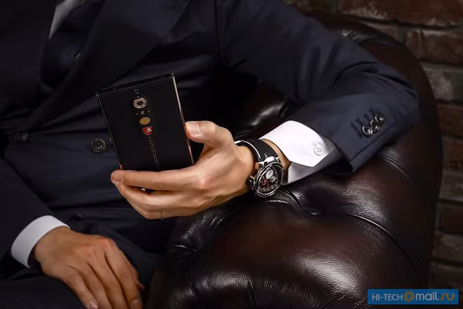 Dù được sáng lập bởi con trai của người sáng lập ra hãng xe Lamborghini nhưng hãng điện thoại này không liên quan gì tới thương hiệu xe danh tiếng. Hiện Torino Lamborghini hoạt động như một công ty độc lập trong khi hãng xe Lamborghini đang thuộc sở hữu của tập đoàn Volkswagen.