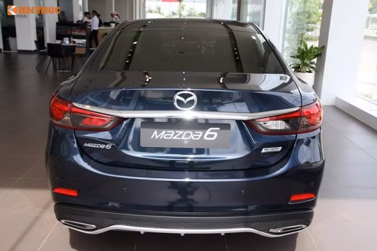 Với những ai yêu thích vẻ trẻ trung, năng động thì Mazda6 được xem sự lựa chọn “lý tưởng” trong phân khúc sedan hạng D. Phiên bản hiện tại là Mazda6 2017 được nâng cấp từ ngoại thất, nội thất tích hợp những tính năng an toàn tiên tiến cùng 8 sự lựa chọn màu sắc khác nhau.