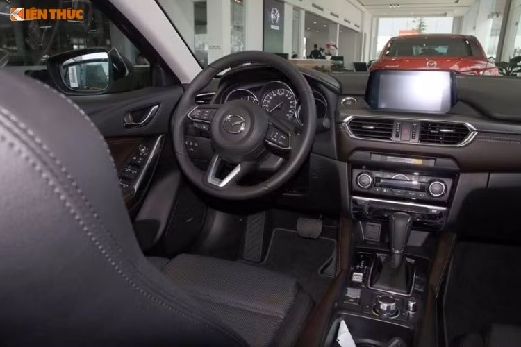 Ngoài ra, Mazda6 trang bị màn hình cảm ứng trung tâm kích thước 7 inch tích hợp Mazda Connect cùng hệ thống điều hoà tự động 2 vùng và đầu DVD. Hệ thống âm thanh vòm gồm 11 loa bose mang đến âm thanh chất lượng cao, sống động và chân thực, kết nối USB, Bluetooth. Đặc biệt, Mazda6 mới còn sở hữu phanh tay điện tử điều khiển tự động thông minh.