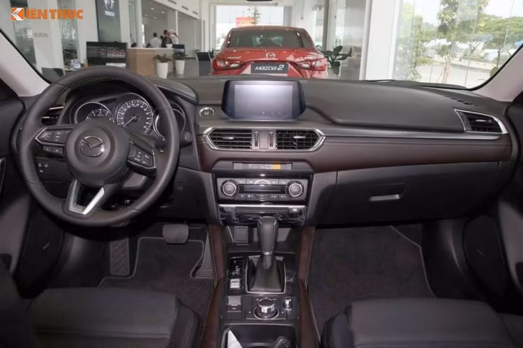 Bên trong, Mazda6 mới có không gian nội thất tiện nghi với ghế ngồi bọc da nappa cao cấp, hàng ghế trước chỉnh điện đi kèm với chức năng nhớ vị trí ghế lái. Vô-lăng ba chấu thể thao đặc trưng của Mazda được thiết kế góc cạnh hơn với hàng loạt nút bấm điểu khiển như hệ thống âm thanh, nghe/gọi điện thoại rảnh tay, lẫy chuyển số thể thao tích hợp bên cạnh tính năng kiểm soát hành trình Cruise Control.