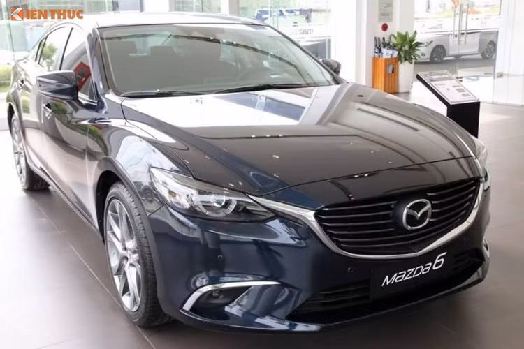 Trong tháng 10/2017 này, mẫu xe ôtô sedan Mazda6 bất ngờ nhận được ưu đãi giảm giá nhiều nhất của thương hiệu này tại Việt Nam. Cụ thể, Mazda 6 được giảm từ 45 đến 106 triệu đồng cho cả 3 phiên bản. Cụ thể giá của Mazda6 2017 2.0L, Mazda6 2017 2.0L Premium, Mazda6 2017 2.5L Premium chỉ còn 850 triệu đồng, 899 triệu đồng và 999 triệu đồng.