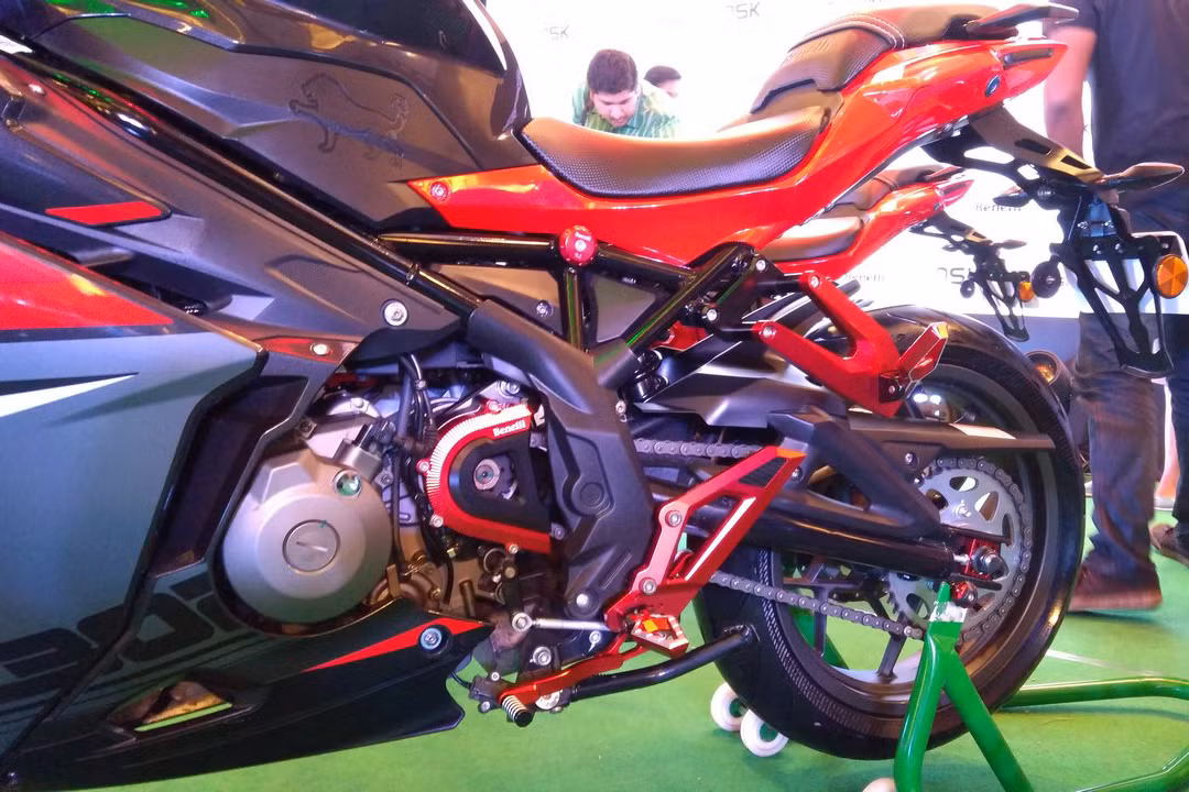 Thân xe của chiếc Benelli 302R sử dụng khung ống thép nhẹ và cứng, giống như trên phiên bản naked-bike từng ra mắt tại thị trường Việt Nam.