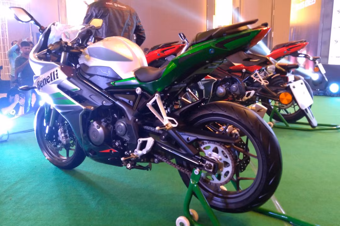 Nằm trong phân khúc này, DSK Benelli 302R sẽ đối thủ cạnh tranh trực tiếp với đối thủ Kawasaki Ninja 300 và mẫu xe KTM RC390.