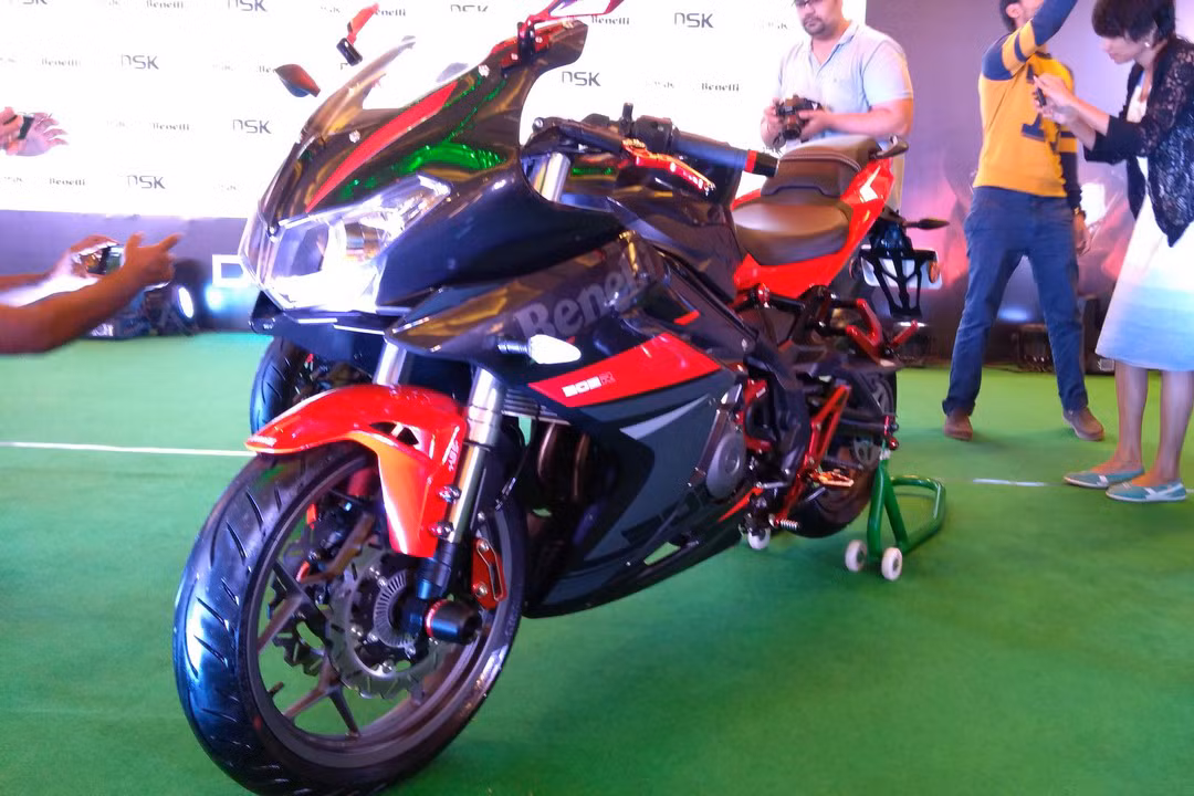 Tại Ấn Độ, thương hiệu Benelli của Ý sẽ liên doanh cùng tập đoàn DSK để sản xuất các mẫu xe phân khối lớn. Mới đây, hãng vừa ra mắt chiếc môtô thể thao cỡ nhỏ dung tích 300 phân khối với tên gọi DSK Benelli 302R phiên bản 2017 mới.