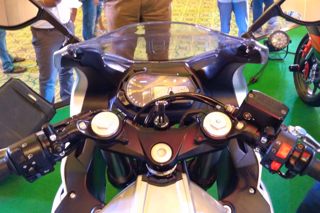 Khác với nhiều mẫu xe môtô thể thao khác, hần tay lái của 302R sở hữu thiết kế rộng rãi, mang đến sự thoải mái cho người sử dụng. Ở phần tay lái được thiết kế với các phím chức năng đơn giản tương tự với hầu hết thiết kế của các dòng môtô PKL hiện nay.