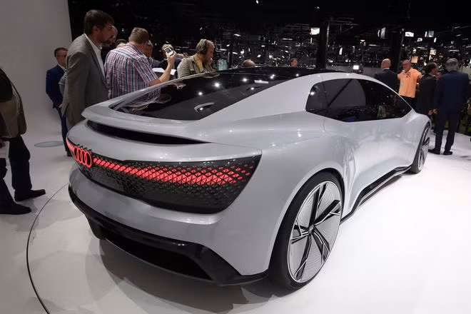 Audi Aicon mang thiết kế đến từ tương lai, nổi bật đầy thu hút với phần trần xe trong suốt, có hệ thống đèn chào đón người dùng khi mở cửa xe rất hiện đại. Thậm chí, khi người dùng bước ra khỏi xe, Audi hứa hẹn còn có một máy bay không người lái rọi đường.