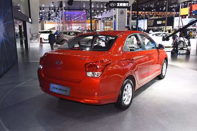 Bên cạnh đó xe còn sở hữu những đường gân khỏe khoắn bên sườn và kéo dài đến cụm đèn hậu. Tuy nhiên ở phía đuôi xe khá “trống trải” với cụm đèn hậu dọc hai bên, tạo sự tập trung cho logo chữ “H” nghiêng ở trung tâm.