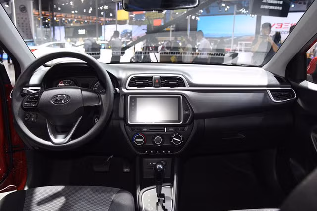 Bước vào trong khoang nội thất, Reina cho thấy sự thực dụng trong từng chi tiết và cách bài trí. Những trang bị nội thất nổi bật bao gồm hệ thống thông tin giải trí với màn hình LCD cỡ lớn hỗ trợ ứng dụng Apple CarPlay/Baidu CarLife. Người lái có thể chọn 1 trong 6 ngôn ngữ, bao gồm cả tiếng Trung Quốc