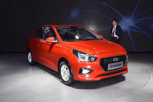 Cụ thể mẫu xe sedan Hyundai Reina 2017 sẽ nhắm tới đối tượng khách hàng trẻ nên giá của mẫu sedan cỡ nhỏ tại thị trường Trung Quốc chỉ dao động từ 49.900 - 73.900 Nhân dân tệ, tương đương 172 - 255 triệu Đồng. Như vậy, so với “đàn anh” Accent có giá khởi điểm 72.800 Nhân dân tệ (240 triệu Đồng) Hyundai Reina rẻ hơn đáng kể.