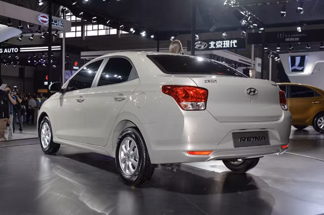 Với mức giá “bình dân”, mẫu xe sedan Hyundai Reina đã trở thành đối thủ đáng gờm của Chevrolet Sail tại thị trường đông dân nhất Thế giới.