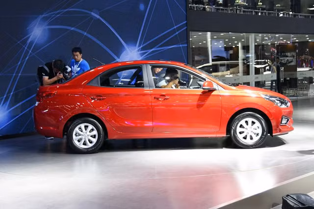 Bên dưới nắp capô, Reina được trang bị động cơ xăng 4 xy-lanh dung tích 1,4L, hút khí tự nhiên, cho công suất tối đa 95 mã lực. Động cơ đồng hành với hộp số sàn 5 cấp hoặc tự động 4 cấp.