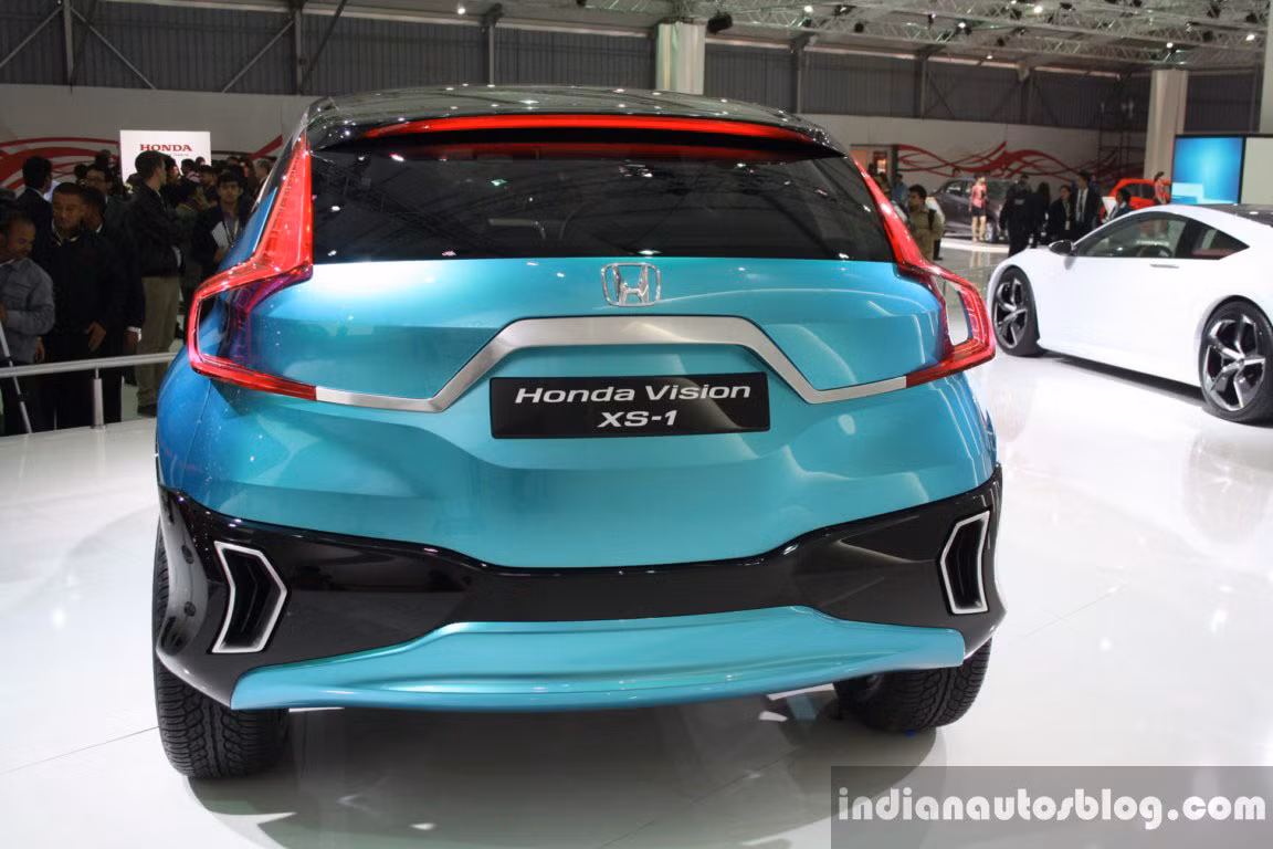 Ở phía sau xe, hệ thống đèn chiếu hậu LED cũng được thiết kế hình dạng độc đáo. Và điểm độc đáo nhất và cũng sẽ gây nhiều tranh cãi nhất chính là bộ cửa trượt cho hai hàng ghế sau; không những mở được cả hai bên mà bộ cửa sau này còn vượt qua hẳn chiều dài xe, tạo nên cảm giác cheo leo, không thực sự chắc chắn.