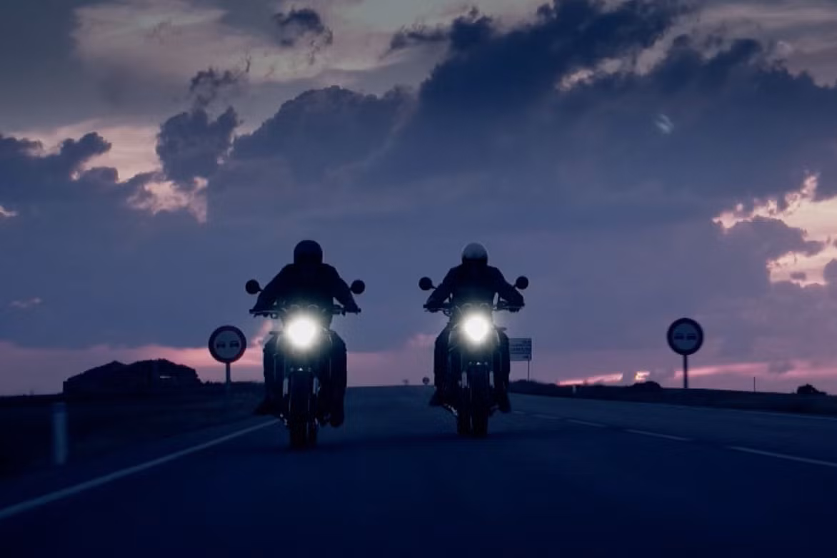 Z900RS được trang bị cặp phuộc trước upside down và phuộc monoshock sau cùng với khung gầm thể thao và thiết bị hiện đại như phanh ABS trước/sau tương tự như "đàn anh" Z900. Tuy nhiên với ghi đông cao, yên xe thấp, Z900RS mang lại tư thế ngồi thoải mái và dễ làm chủ xe hơn so với Z900.