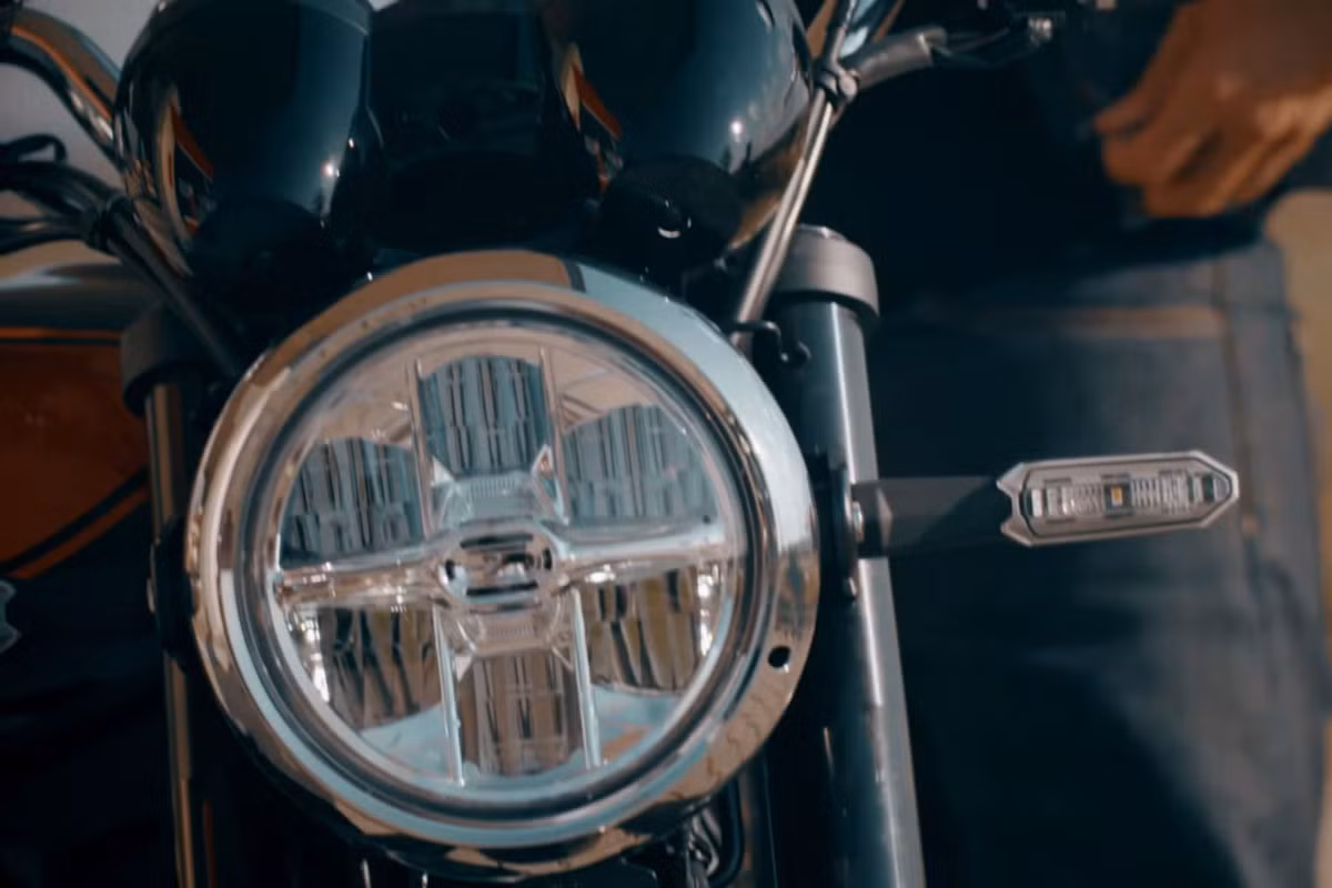 Z900RS đã lột xác hoàn toàn khi được trang bị đèn pha tròn cùng bình xăng và bộ vỏ tối giản. Các thay đổi khác đến từ cặp vành nan hoa, hệ thống ống xả lon kép 4-1-2 và lốc máy sơn vàng.Với thiết kế theo phong cách cổ điển hiện đại, Z900RS trở thành đối thủ cạnh tranh của các mẫu xe châu Âu hiện đại như Triumph Street Cup và BMW R 9T.