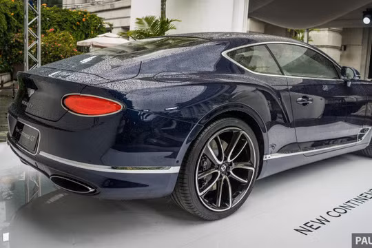 Mẫu xe siêu sang này có cấu trúc khung gầm được chia sẻ với Porsche Panamera. Mũi xe được hạ thấp hơn, trong khi đó trục trước được kéo thêm 135 mm về phía trước và động cơ được đẩy về gần cabin để cải thiện phân bổ trọng lượng.