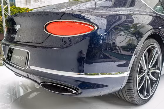 Phía sau là cụm đèn hậu và ống xả đơn giản hình oval tạo sự tương đồng vô cùng đẹp mắt. Cặp ống xả của xe thiết kế dạng vát khá lớn, cản sau được trang bị một viền mạ crom sáng bóng bao quanh.