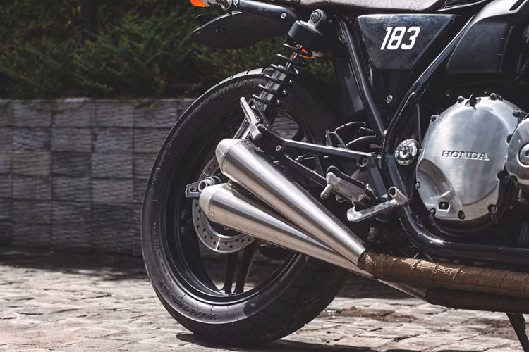 Cung cấp sức mạnh cho Honda CB1100 là động cơ 4 xi-lanh thẳng hàng, dung tích 1140 cc kết hợp với hộp số 6 cấp. Cụm ống xả kép được thay thế bởi hệ thống ống xả 4 họng đối xứng, trông rất hầm hố đồng thời cũng mang đến tiến nổ uy lực hơn.